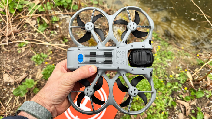 Bei der Landung dreht sich das Kameramodul automatisch und schützt so die Linsen. (Bild: Nils Matthiesen)